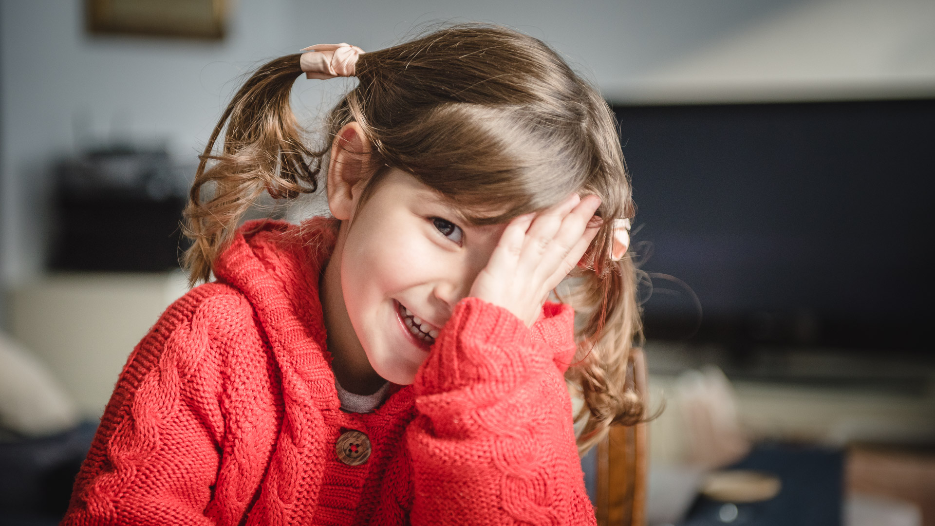 _FLC7222-2 Little girl, smile, red jumper, ponytails