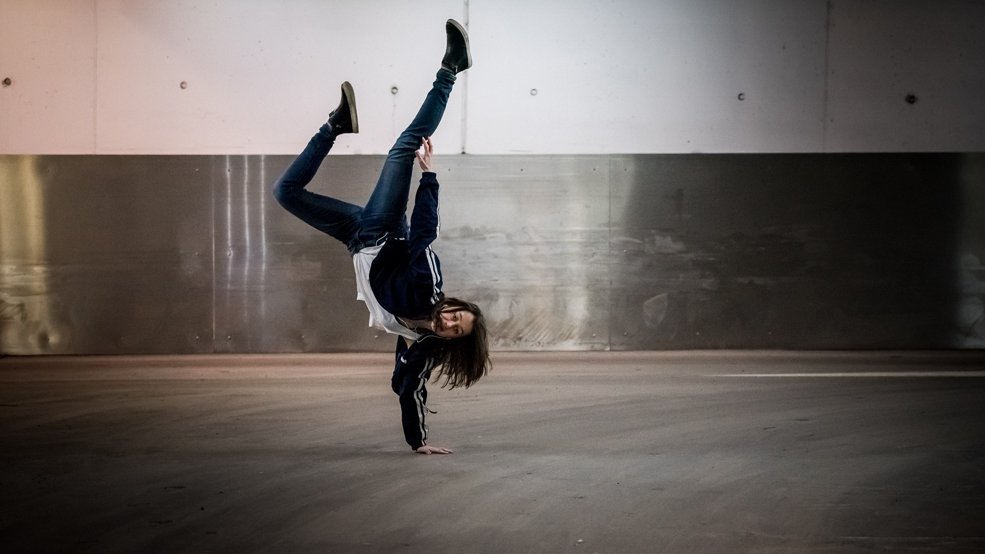 _FLC8946-2 upside down, girl, breakdance, handstand