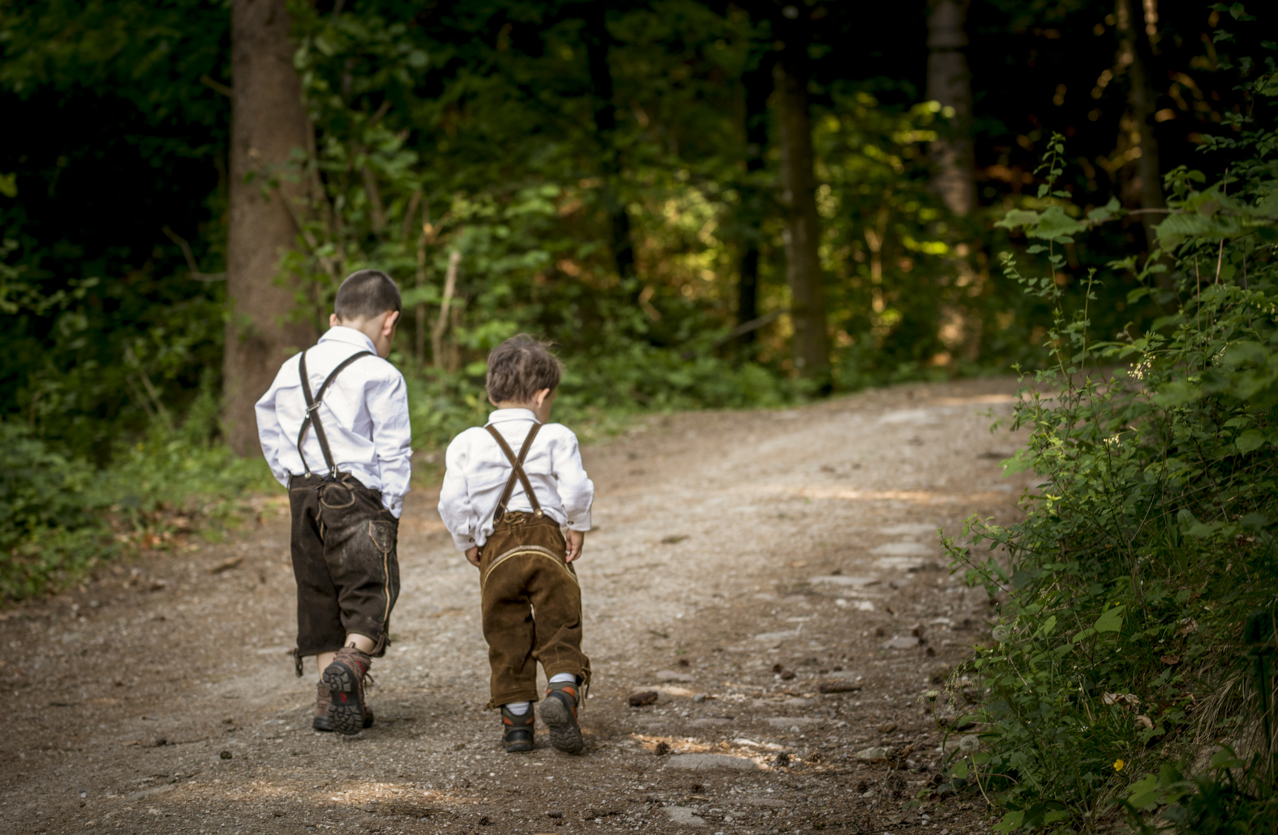 leticia-135-2 children, boys, woods, brothers, lederhosen