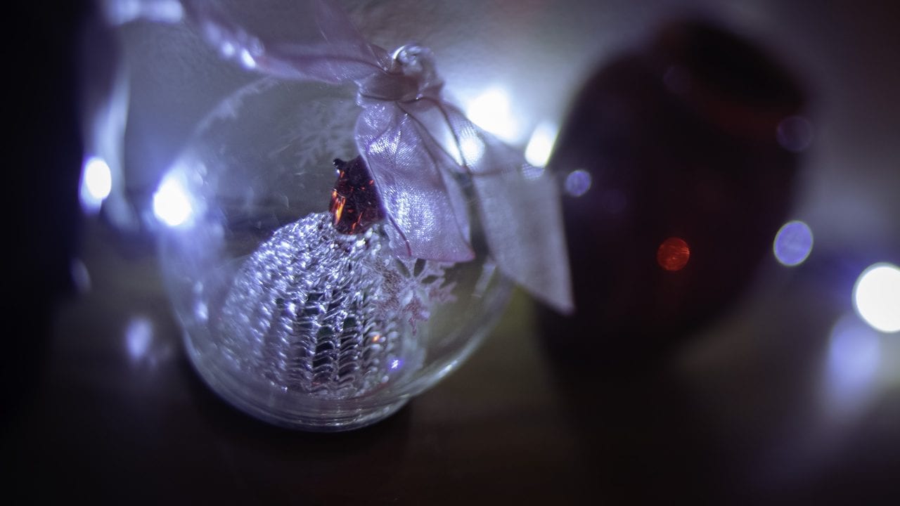 3794_kenlee_slenesbaby-Christmas-lights_201214_2146_1-30thsf35iso3200_lensbaby-blur-Christmas-Photofocus HEADER